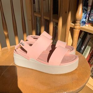 Crocs Women’s Brooklyn Low Wedges, Platform Sandals